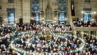 Masjid Suleymaniye di Istanbul terlihat dipenuhi jemaah yang melaksanakan salat Id. (Foto: Yasin AKGUL / AFP)