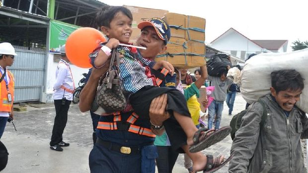Demi Layani Pemudik, Petugas Kemenhub Rela Tak Berlebaran