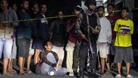 Warga berkerumun di sekitar lokasi saat polisi melakukan penggeledahan dini hari tadi. 