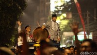 Anies kemudian mengungkapkan alasan mengapa takbir keliling diizinkan. Eks Mendikbud itu menyebut takbir keliling diizinkan agar warga merasa berada di rumah sendiri serta bisa menjalankan tradisi.