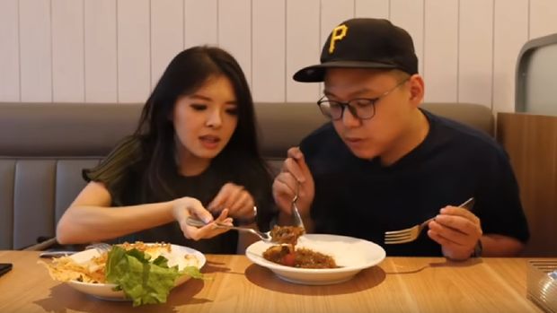 Food Vlogger Sebut Nasi Goreng Syahrini Hambar