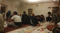 Sahur bersama pukul 02.00 dini hari. Menunya sederhana, ada roti tortilla, daging asap kemasan, mentega, kurma, pisang, dan susu. (Ahmad Satria Budiman/istimewa)