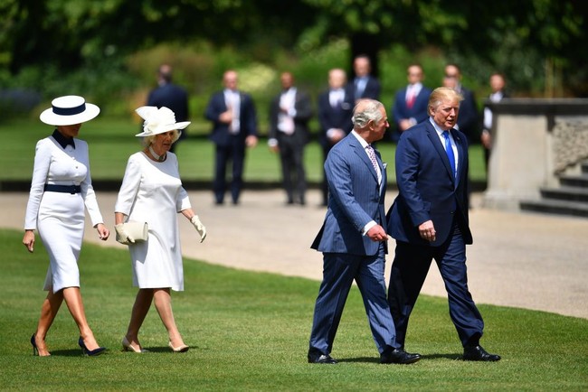 Sebelum bertemu langsung Ratu Elizabeth II, Donald dan Melania Trump disambut oleh Pangeran Charles, yang merupakan mantan suami dari Putri Diana. Pangeran Charles didampingi istrinya, Camilla Parker Bowles. (Foto: Getty Images)