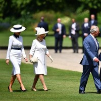 Sebelum bertemu langsung Ratu Elizabeth II, Donald dan Melania Trump disambut oleh Pangeran Charles, yang merupakan mantan suami dari Putri Diana. Pangeran Charles didampingi istrinya, Camilla Parker Bowles. (Foto: Getty Images)