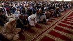 Potret Khusyuk Salat Idul Fitri dari Rusia Hingga Afghanistan