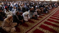 Selanjutnya, umat muslim di sejumlah negara di Asia, seperti Afghanistan dan Irak juga merayakan Idul Fitri hari ini. Warga Kabul, Afghanistan pun terlihat khusyuk melaksanakan salat Id di masjid. (Foto: REUTERS/Omar Sobhani)