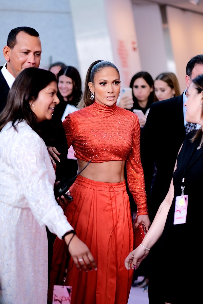 Tidak ketinggalan sepasang platform heels merah yang menopang kaki jenjangnya dan clutch senada ikut menemani penampilan J-Lo di karpet merah. (Foto: Getty Images)