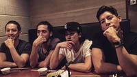 Mampir untuk makan malam di salah satu restoran khas Jepang. Jin unggah foto dirinya dan teman-temannya dengan ekspresi yang unik saat menunggu pesanan makanan mereka tiba. Foto: Instagram @jinstagram_official
