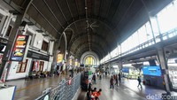 Suasana stasiun tampak sepi.