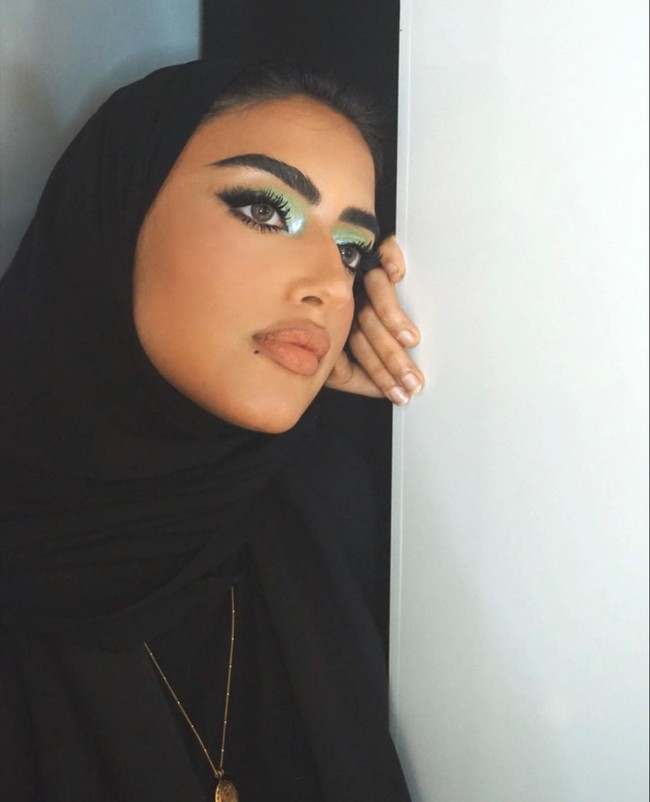Fashion menjadi bagian penting di negara kami dan wilayah kami dan aku sudah memakai abaya karena merepresentasikan negaraku dan abaya merupakan identitas dari budaya kami, ucap Yara, seperti dikutip dari Harpers Bazaar Arab. (Foto: Instagram/@yara.makeup)