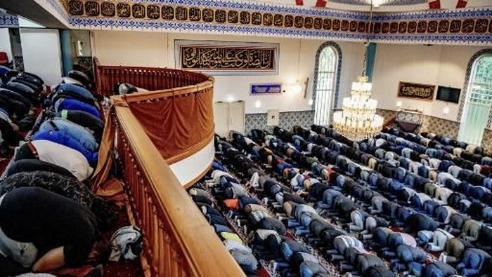 Muslim worshippers perform the morning prayer at the Mevlana Mosque, in Rotterdam, the Netherlands, on June 4, 2019. - Muslims throughout the world are marking the month of Ramadan, the holiest month in the Islamic calendar during which devotees fast from dawn till dusk. (Photo by Robin UTRECHT / ANP / AFP) / Netherlands OUT