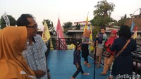 Pemudik sedang mengambil gambar untuk mengabadikan momentum matahari tenggelam (Aji Kusuma/detikcom)