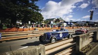 Di bulan Juni ada Albany Classic Motor Event Mount Clarence Hill Climb. Ini adalah festival otomotif bertema mobil klasik (Amazing Albany)  