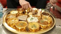  Melipir sedikit ke India, ada aktor senior Shah Rukh Khan yang beragama Islam dan turut merayakan hari lebaran. Ini pose makan serunya saat mencicipi hidangan khas Rajasthan. Foto: Istimewa