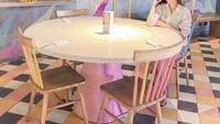 Pakai kemeja putih, outfit Keira kok kelihatan senada dengan interior kafe ya hihihi... Pose menunggu makan aja cantik banget. Foto: Instagram keirashabira