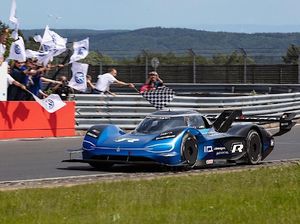 Mohon Maaf Lahir Batin, Ini Mobil Listrik Tercepat di Nurburgring