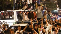 Anies menumpangi mobil pikap milik Dinas Perhubungan DKI. Anies berdiri di bak mobil tersebut. Mobil yang ditumpangi Anies kemudian berjalan perlahan.