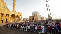 Muslim di Lebanon juga merayakan Idul Fitri hari ini. Mereka melaksanakan salat Id berjemaah dan tampak memenuhi lapangan di sana.   (Foto: ANWAR AMRO / AA / AFP)