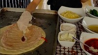 Sepertinya London berbakat jadi chef nih. Buktinya ia kelihatan mahir saat menuangkan adonan pizza dan meraciknya. Foto: Instagram londonabigaildimitri