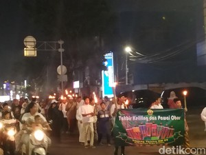 Pawai Obor Meriahkan Malam Takbiran di Kebayoran Lama Jaksel
