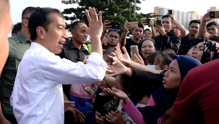 Jelang Lebaran, Jokowi Bagi-bagi Sembako di Tambora Jakbar