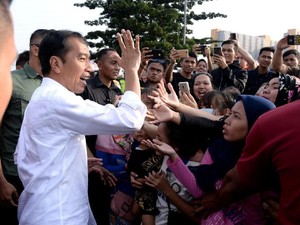 Jelang Lebaran, Jokowi Bagi-bagi Sembako di Tambora Jakbar