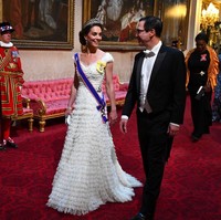 Kate Middleton pun tak kalah tampil memukau. Sang Duchess of Cambridge memakai gaun putih dari Alexander McQueen yang dipenuhi detail ruffle nan dramatis. (Foto: Getty Images)