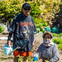Tetsuya terlihat lebih muda saat didandani dengan baju dari brand-brand high fashion, seperti Gucci, Loewe, Burberry, Givenchy, hingga Prada. Tertarik mendandani kakek atau nenek di musim liburan ini?  (Foto: Instagram/@slvr.tty)
