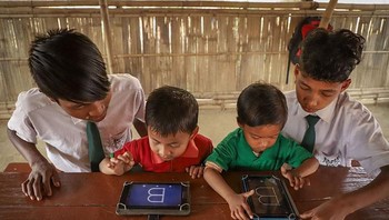 Dengan mendaur ulang plastik, banyak benda yang mereka buat, dari pot bunga bahkan pembangkit tenaga listrik. (Foto: Dok. Akshar Foundation)