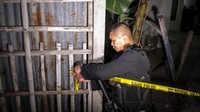 Saat ini rumah bomber pospol Kartasura telah dipasangi garis polisi.