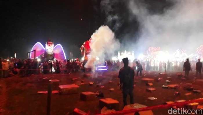 Warna-warni Pesta Kembang Api Malam Takbiran di Kudus