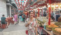 Meski sibuk di dunia peran, Keira ternyata sudah menamatkan pendidikan S2nya lho! Ini posenya saat kulineran di Bangkok. Foto: Instagram keirashabira