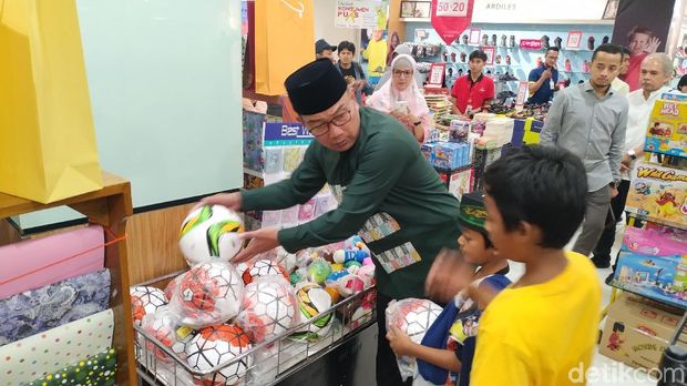 Ridwan Kamil Traktir Puluhan Anak Yatim Belanja-Nonton Aladdin di Mal