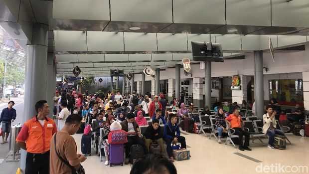 H-1 Lebaran, Pemudik Masih Padati Stasiun Pasar Senen