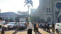 Gereja Katedral Jakarta menyediakan lahan parkir khusus dan ruang wudhu untuk jemaah salat Id di Masjid Istiqlal. Bantuan ini diberikan untuk menjaga toleransi dan kekeluargaan. (Foto: Matius Alfons/detikcom)