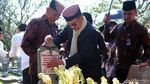 Habibie Ziarah ke Makam Ainun