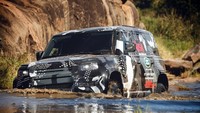 Land Rover Defender diuji melintasi genangan air. Foto: Dok. Land Rover
