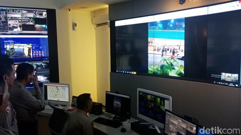 Kondisi Malam Takbir di Surabaya Lengang, Polisi Tetap Siaga Kondisi Malam Takbir di Surabaya Lengang, Polisi Tetap Siaga
