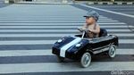 Lucu, Begini Gaya Balita Nyetir Mobil dan Mandi di Jalan Thamrin