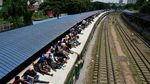 Ramai-ramai Mudik Lebaran Naik Kereta di Bangladesh