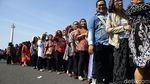 Warga Berpanas-panas Demi Bersalaman dengan Jokowi