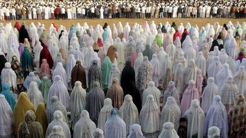 Umat muslim mengikuti ibadah Salat Ied 1440 Hijriah di lapangan Polda NTT di Kupang , NTT Rabu (05/6/2019). Dalam ibadah Salat Ied itu umat muslim di Kota Kupang mengharapkan agar Idul Fitri menjadi momentum menjalin kembali persatuan dan kesatuan.ANTARA FOTO/Kornelis Kaha/hp.