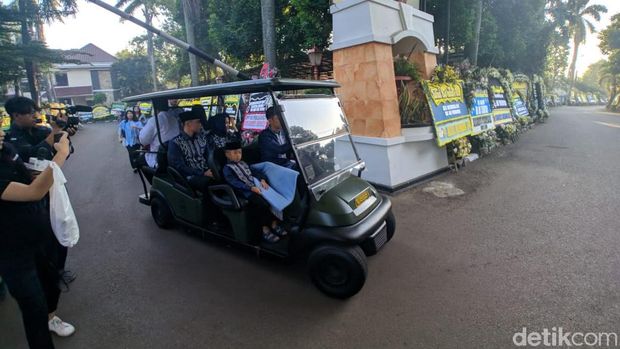 AHY-Ibas Salat Id di Masjid Al Istiqomah, SBY Tak Ikut karena Kurang Sehat