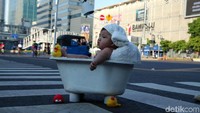 Seorang balita lainnya bergaya di dalam bathtub.