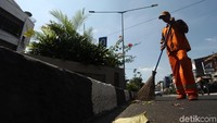 Pasukan Oranye membersihkan jalan di kawasan Gambir, Jakarta, Rabu (5/6/2019).