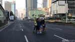 Potret Heboh Warga Foto-foto di Tengah Jalan Saat Lebaran