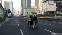 Ada juga warga yang sekedar melintas di HI dan memanfaatkan momennya untuk berfoto ria. Salah satunya Niki, dia tidak seperti Herry yang niat membawa properti. (Foto: Rolando/detikcom)