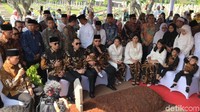 SBY dan keluarga di lokasi kemudian memanjatkan doa-doa. Wajah SBY serta AHY dan Ibas tampak sendu saat mengucap doa sambil menatap tanah makam Ani Yudhoyono yang masih merah.Foto: Jefrie/detikcom 