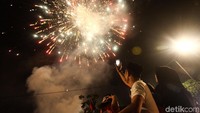 Sering kali, saat perayaan lebaran di Indonesia, banyak orang yang berjualan serta menyalakan petasan dan kembang api untuk menyambutnya. Namun, sebisa mungkin detikers hindari untuk bermain petasan dan kembang api ya, agar tidak mengganggu binatang peliharaan atau anak bayi di sekitarnya yang tidak kuat mendengar dentuman petasan. Rifkianto Nugroho/detikcom
