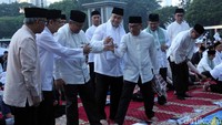 Gubernur BI Perry Warjiyo, mantan Gubernur BI Agus Martowardojo, dan mantan Gubernur BI Boediono juga melaksanakan salat Idul Fitri di tempat tersebut.